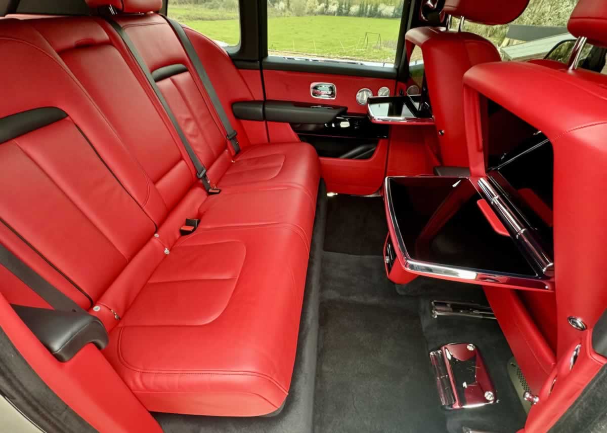 Black Rolls-Royse Cullinan with red leather interior