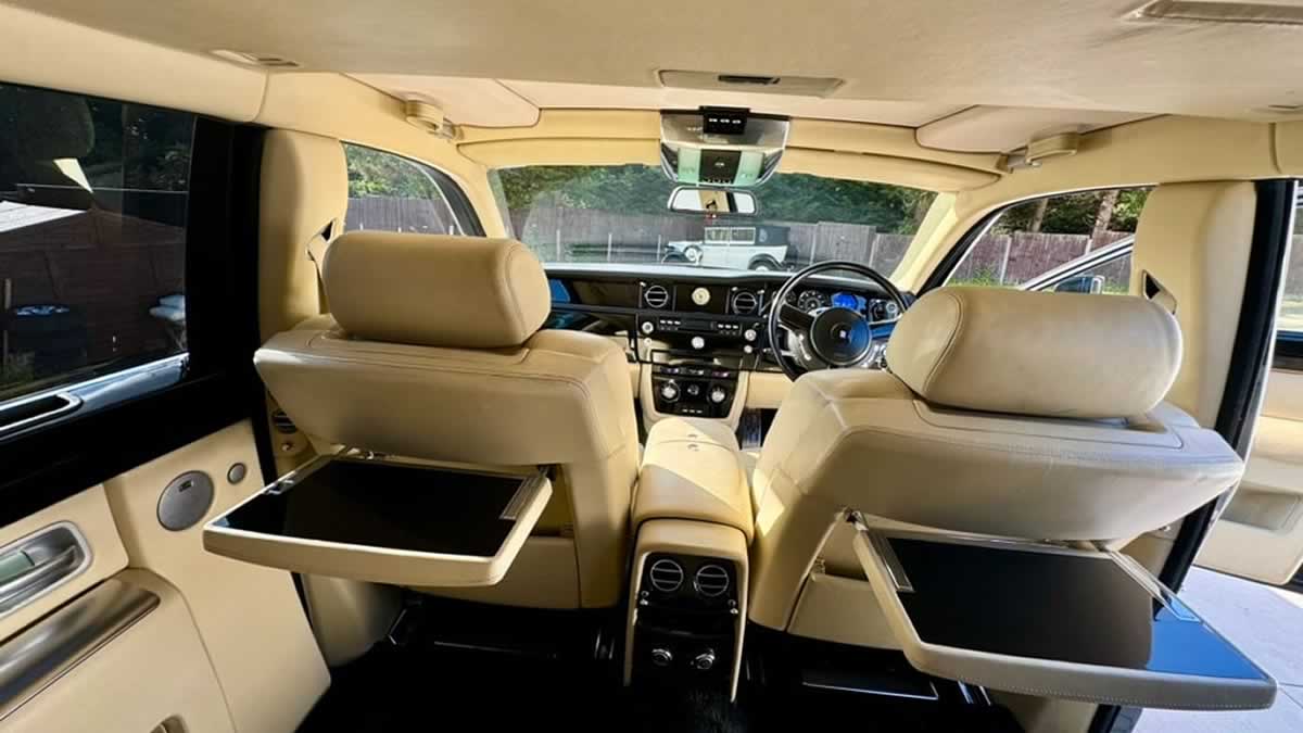 Rolls-RoycePhantom Series I interior view to front with picnic tables down