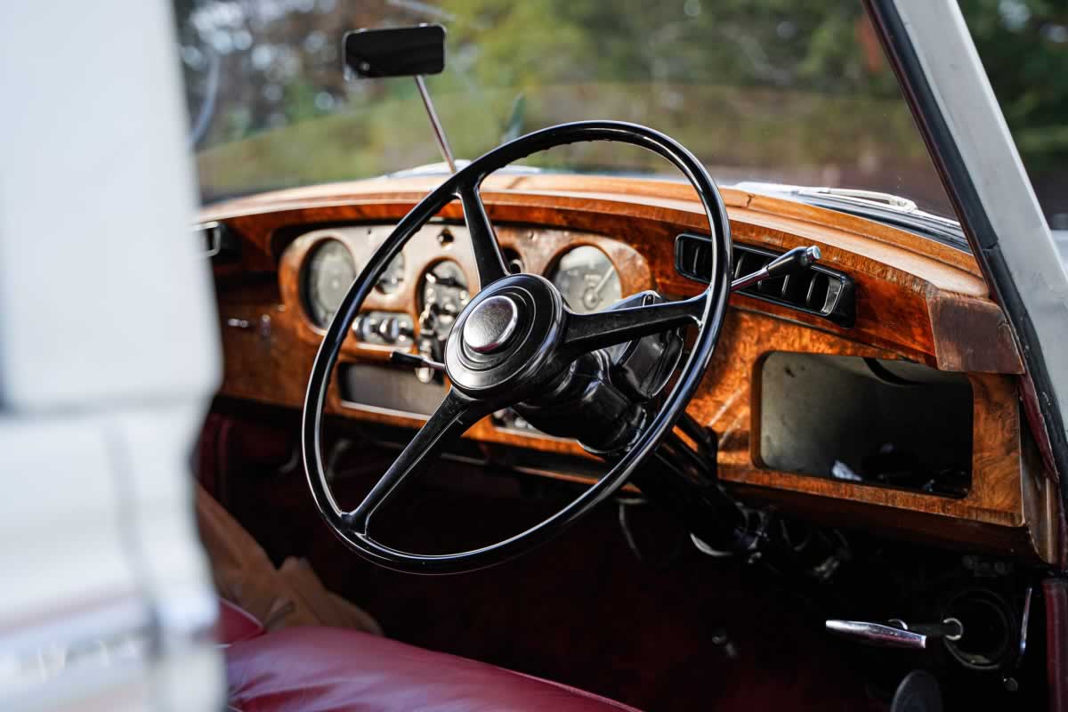 Rolls-Royce-Silver Cloud interior bur walnut dashboard